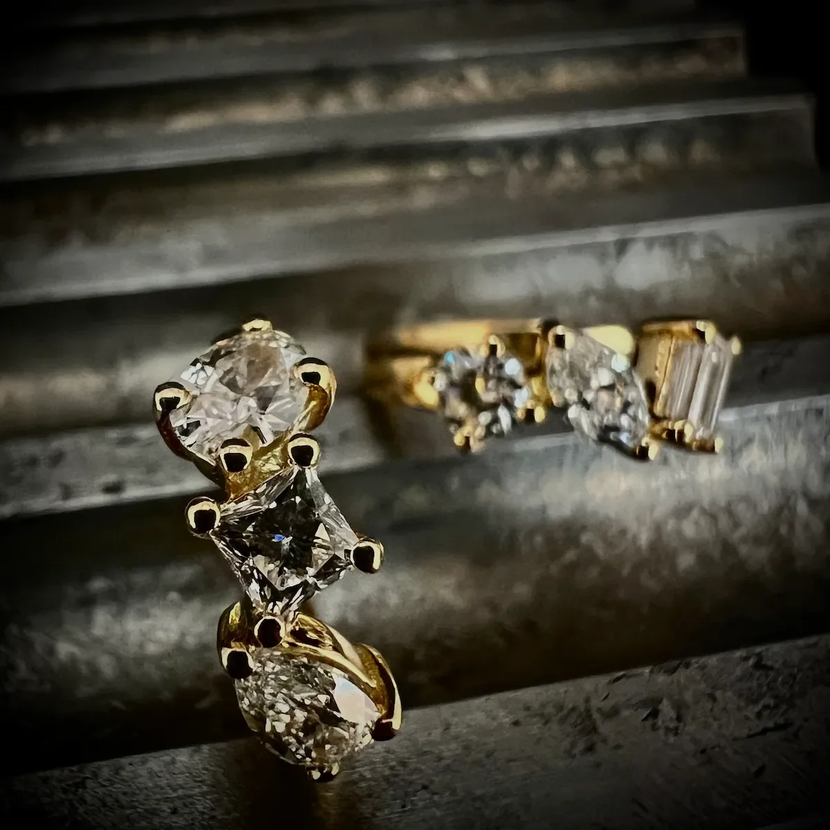 Scharnier Creolen mit verschiedenen fancy cut Diamanten.