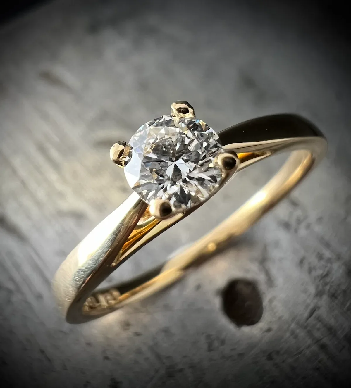 Verlobungsring aus Gold mit 4er Krappe mit einem Diamant 