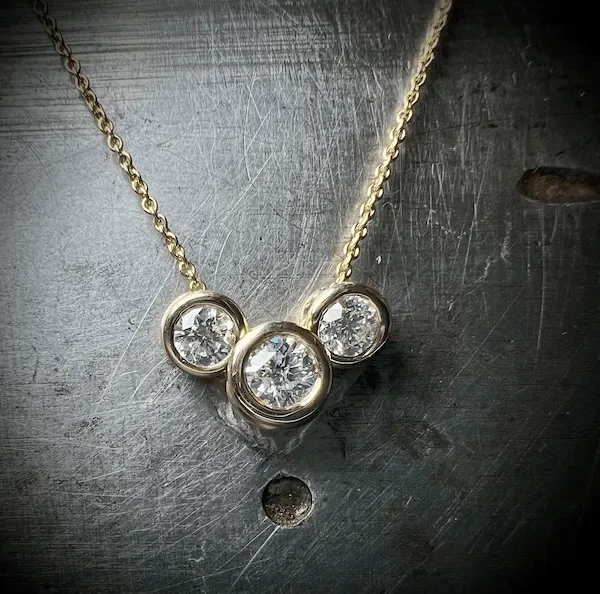 Goldkette mitgehärtetem Anhänger mit drei runden Diamanten