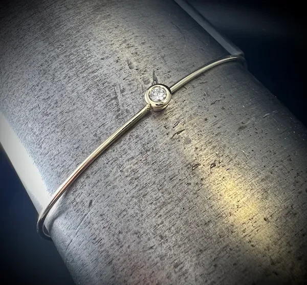 Silbriges Armband mit einem einzelnen kleinen, runden Edelstein