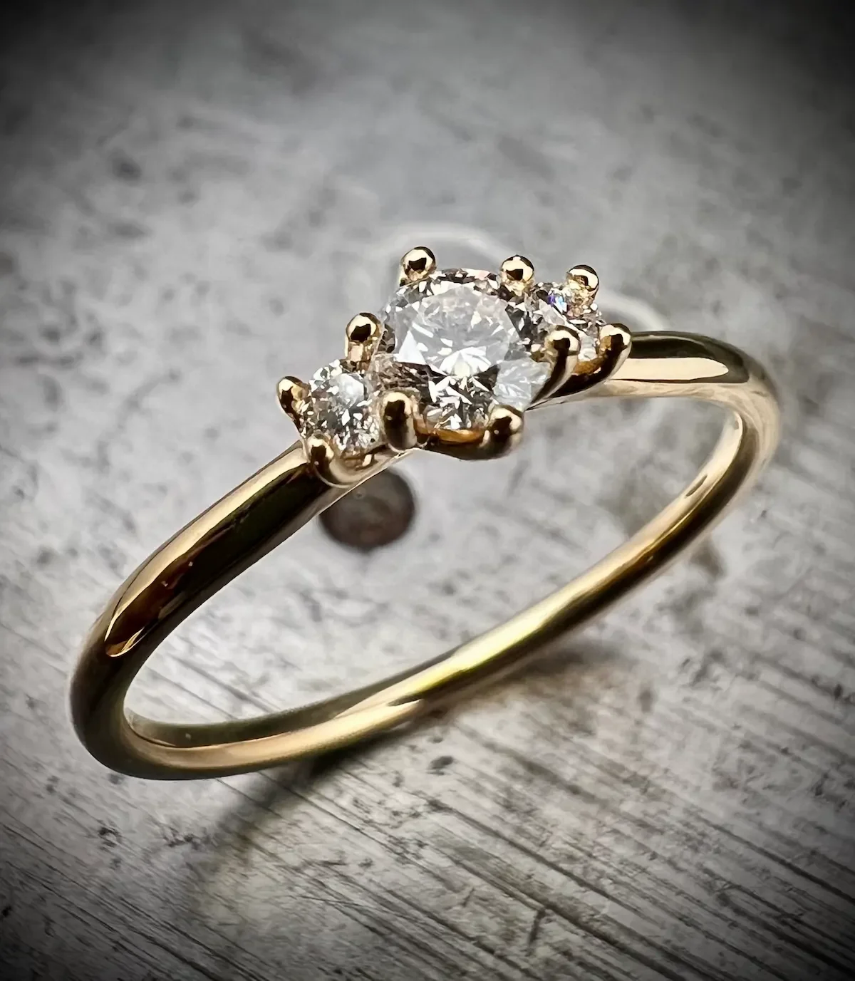 Zarter Trilogie-Ring aus Recycling-Gold mit drei Brillanten in feiner Fassung, Isarschmiede München.
