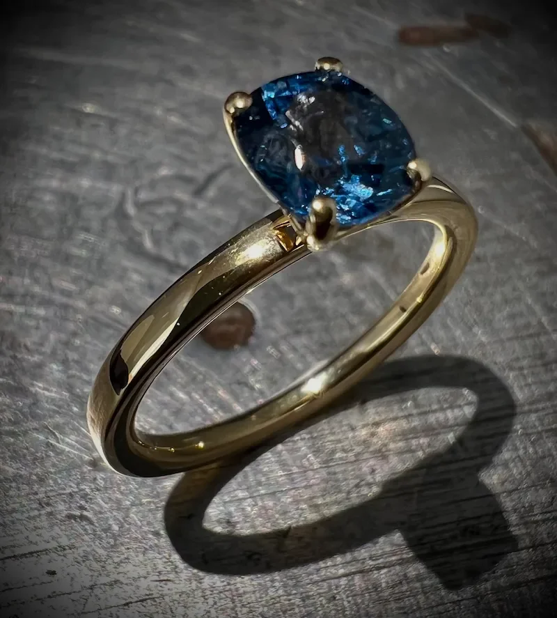 Ring  Gold mit einer 4er Krappe und einen blauen Spinell 