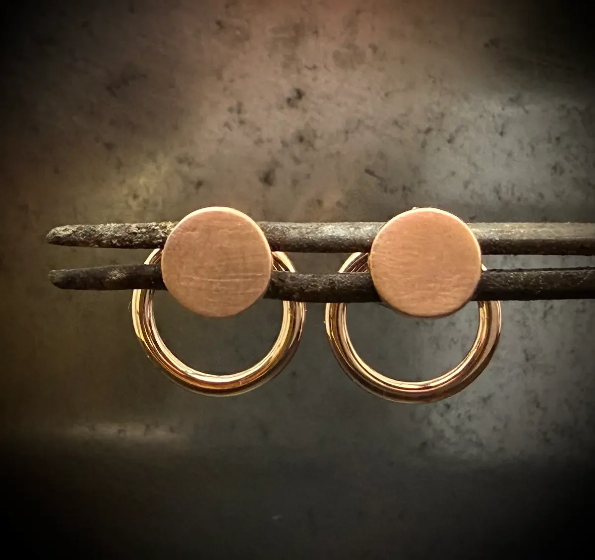 Ohrstecker mit Platten und Kreisen aus Gold.