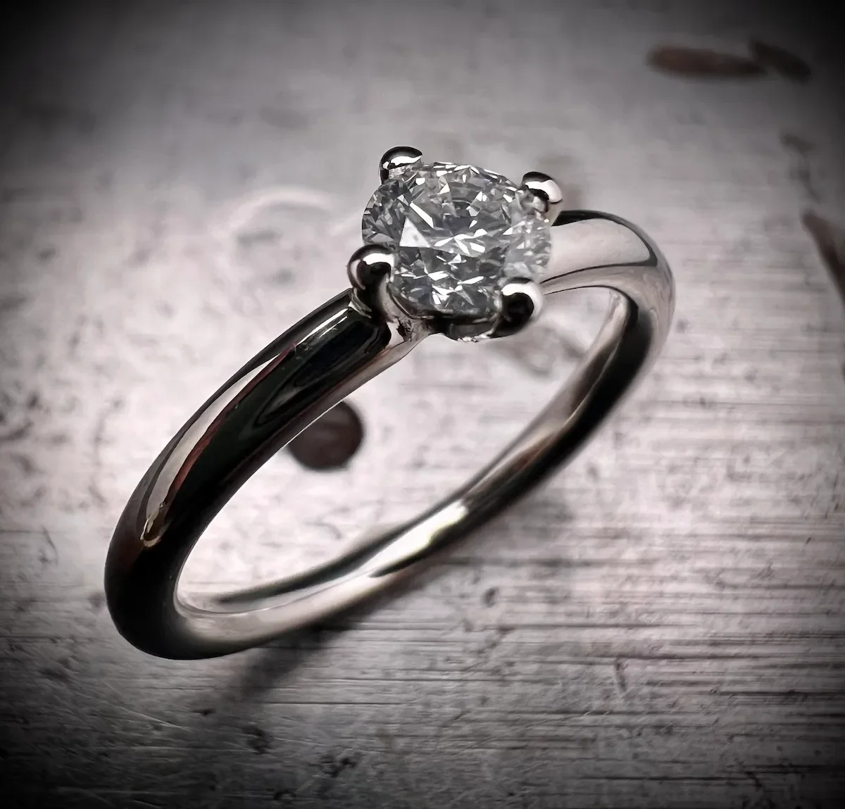 Verlobungsring 4er Krappe 950 Platin mit einem Diamanten 