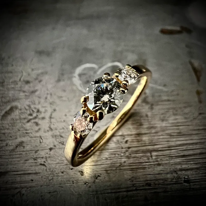 Klassischer Trilogie-Verlobungsring aus Gelbgold mit drei Diamanten im Brillantschliff, Isarschmiede München