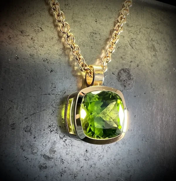 Goldener Kettenanhänger mit großem grünen filigranen Peridot.