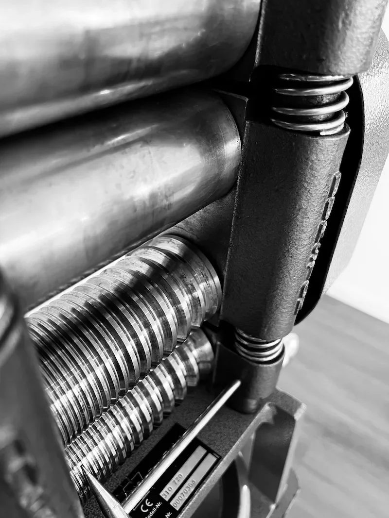 Nahaufnahme einer Goldschmiedewalze in der Werkstatt der Isarschmiede.