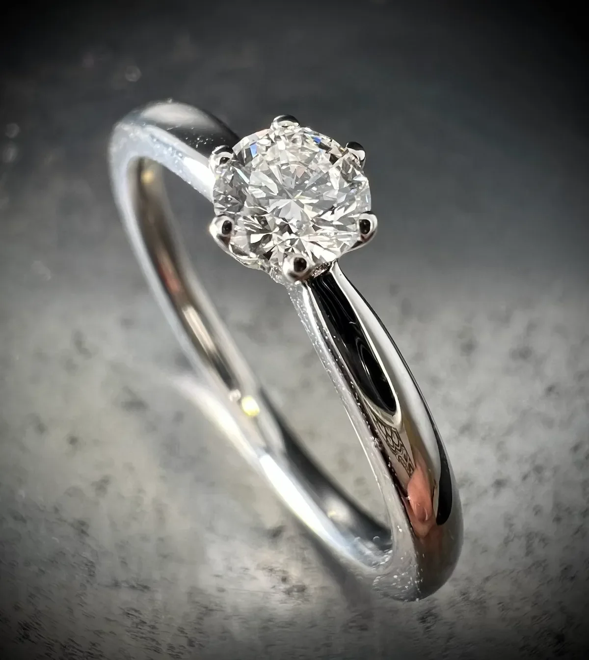 Verlobungsring Platin mit 6er Krappe einem Diamant