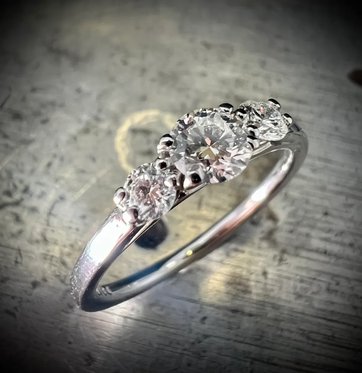 Weißgold-Verlobungsring als Trilogie mit drei funkelnden Brillanten, handgefertigt in München.