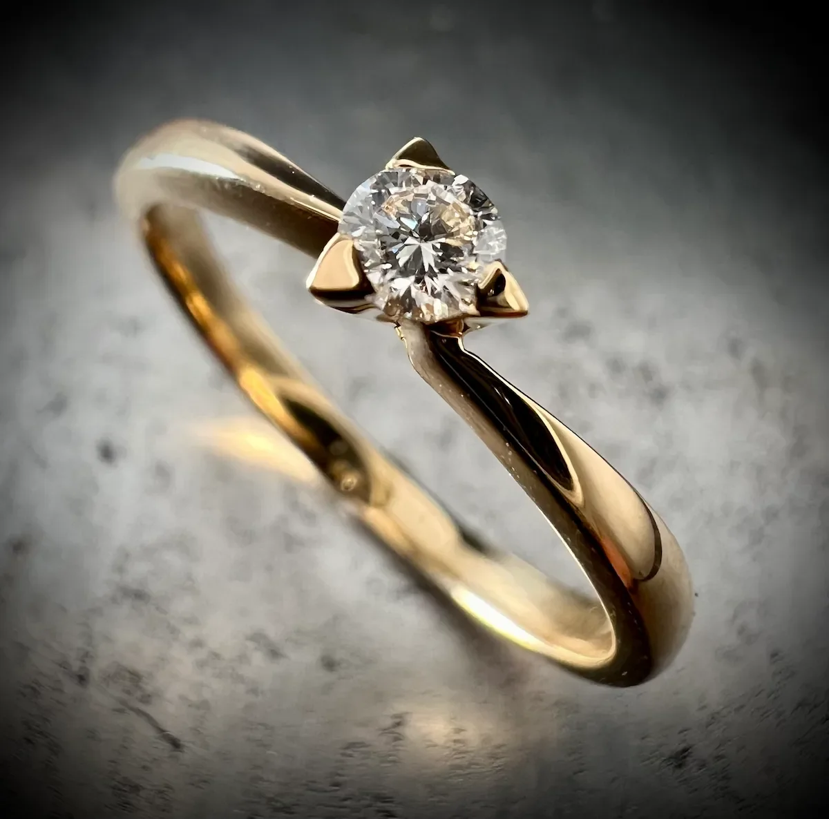 Verlobungsring aus 750 Gold 3er Krappe mit einem Diamanten aus 750 Gold