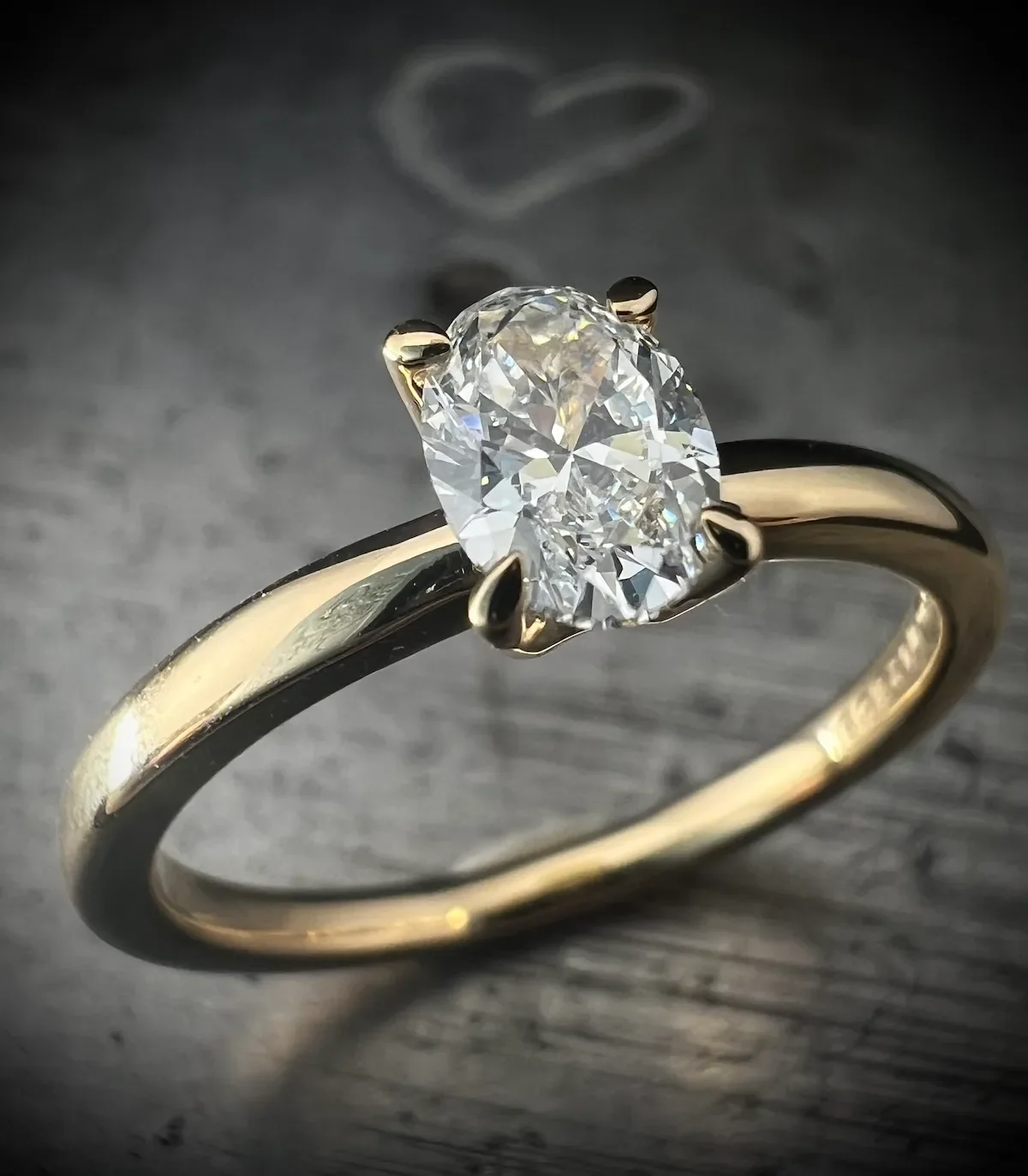 Eleganter Gelbgold-Verlobungsring mit ovalem Diamanten in feiner 4-Krappen-Fassung, Isarschmiede München.