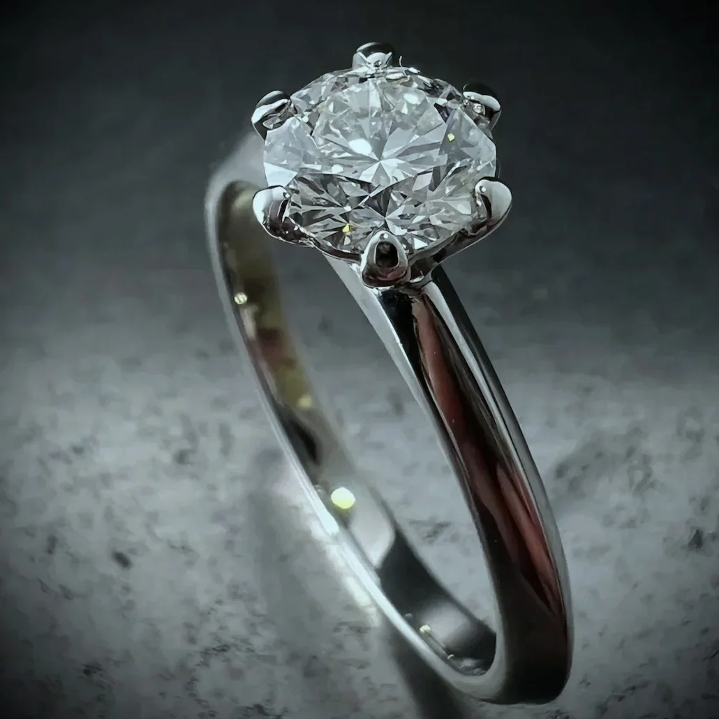 Verlobungsring aus Platin mit einem Diamanten in einer  6er Krappe gefasst