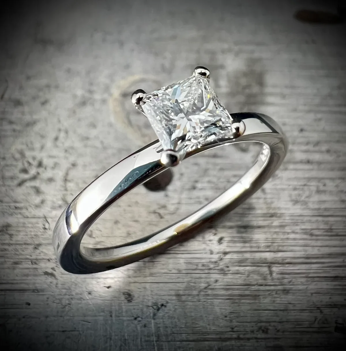 Nachhaltiger Platin-Verlobungsring mit Princess-Cut Diamant in 4-Krappen-Fassung, Isarschmiede München.