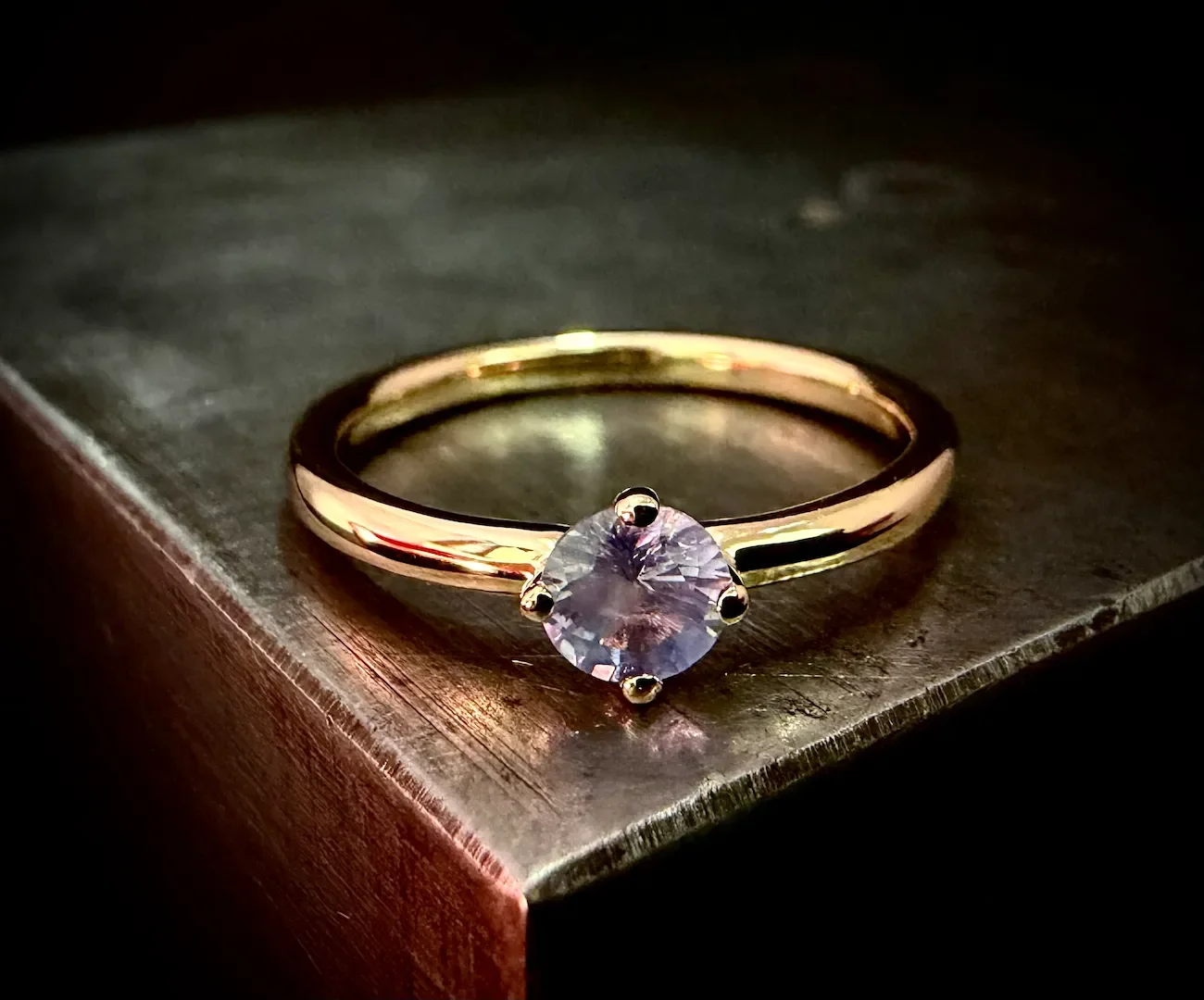 Verlobungsring aus Gelbgold mit violettem Saphir in 4-Krappen-Fassung, von der Isarschmiede München.