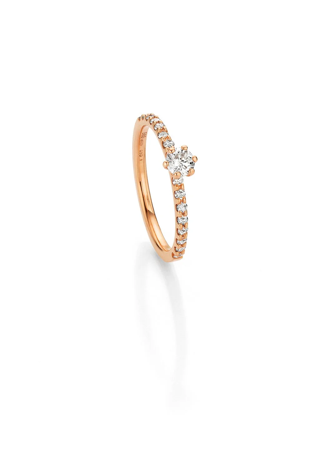 Verlobungsring aus recyceltem Gold mit Pavé und einem Diamanten in einer 6er Krappe
