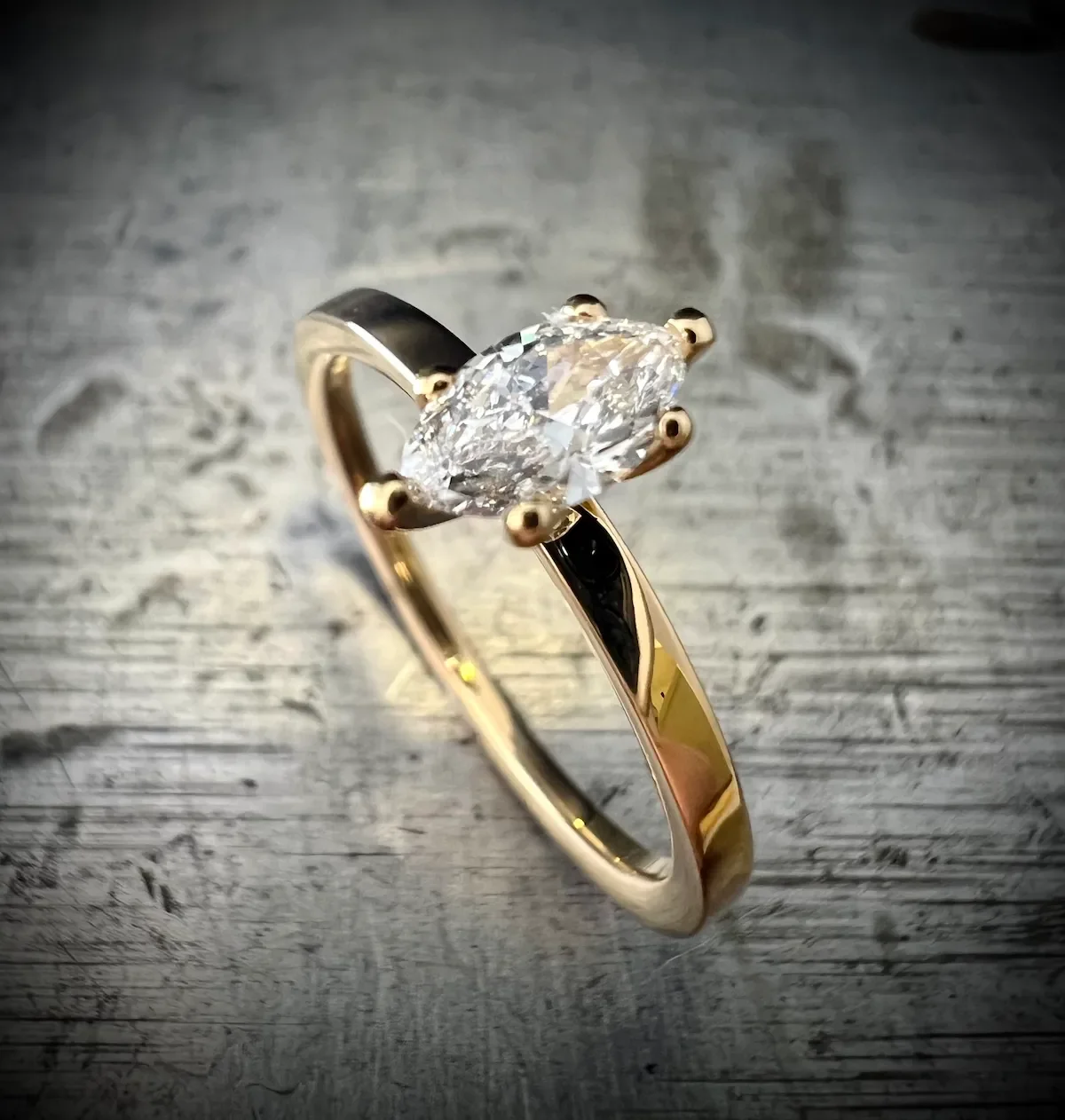 Verlobungsring aus Gelbgold mit Diamant im Marquise-Schliff (Navette) in 6-Krappen-Fassung, Isarschmiede München