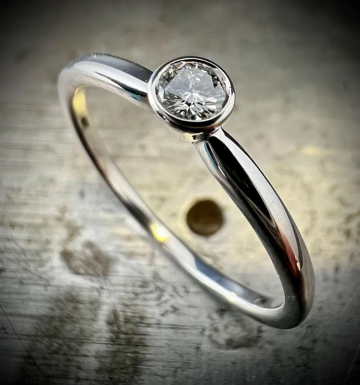 Verlobungsring aus Weissgold mit Zargen-Fassung und einem Diamanten 