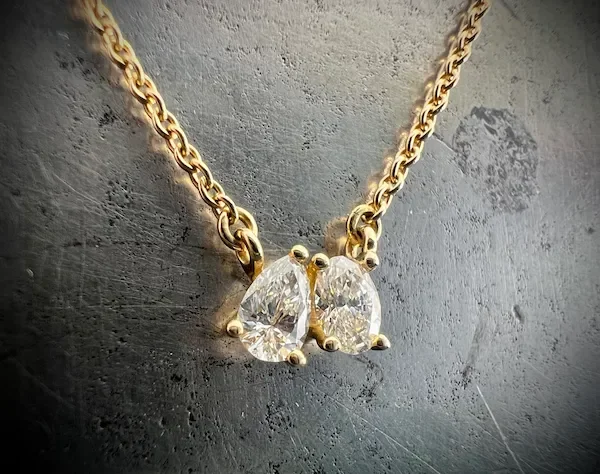 Goldene Halskette mit zwei großen, funkelnden Diamanten Oval und Tropfenschliff als Anhänger toi et moi