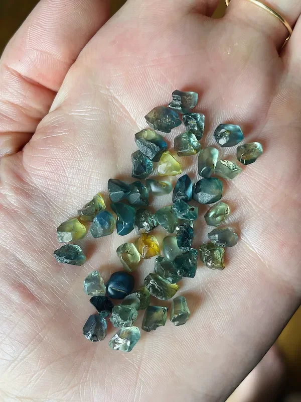 Edelsteine-Bergbau Madagaskar: Hände mit roher Saphir-Erde