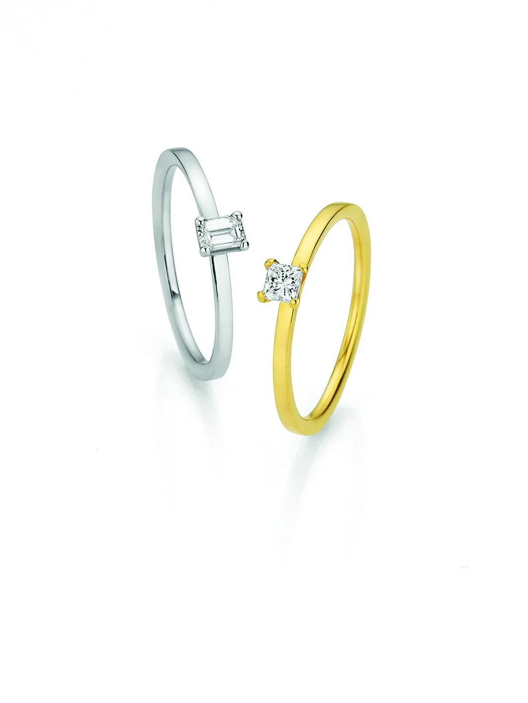 Verlobungsring aus recyceltem Gold mit einem Emeralds und einem Pricess cut Diamanten
