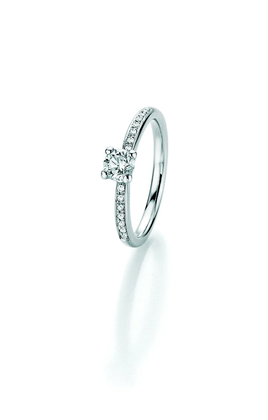 Verlobungsring aus recyceltem Gold mit Pavé und einem Diamanten in einer 6er Krappe