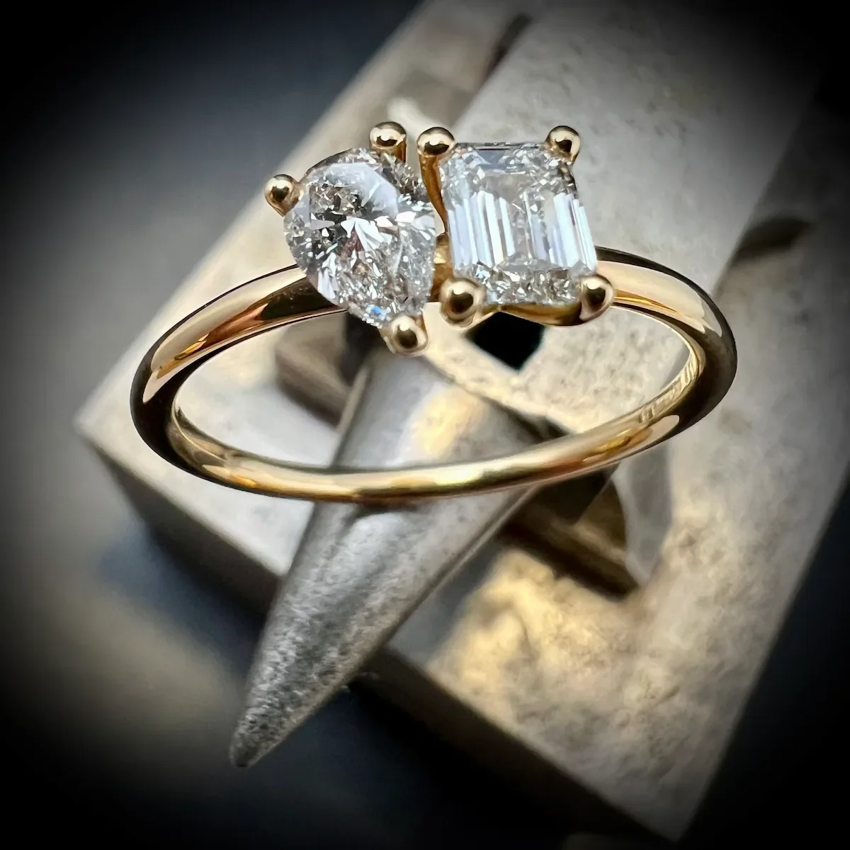 Toi-et-Moi Verlobungsring aus Gelbgold mit Diamant im Tropfenschliff und Emerald-Cut, Isarschmiede München.