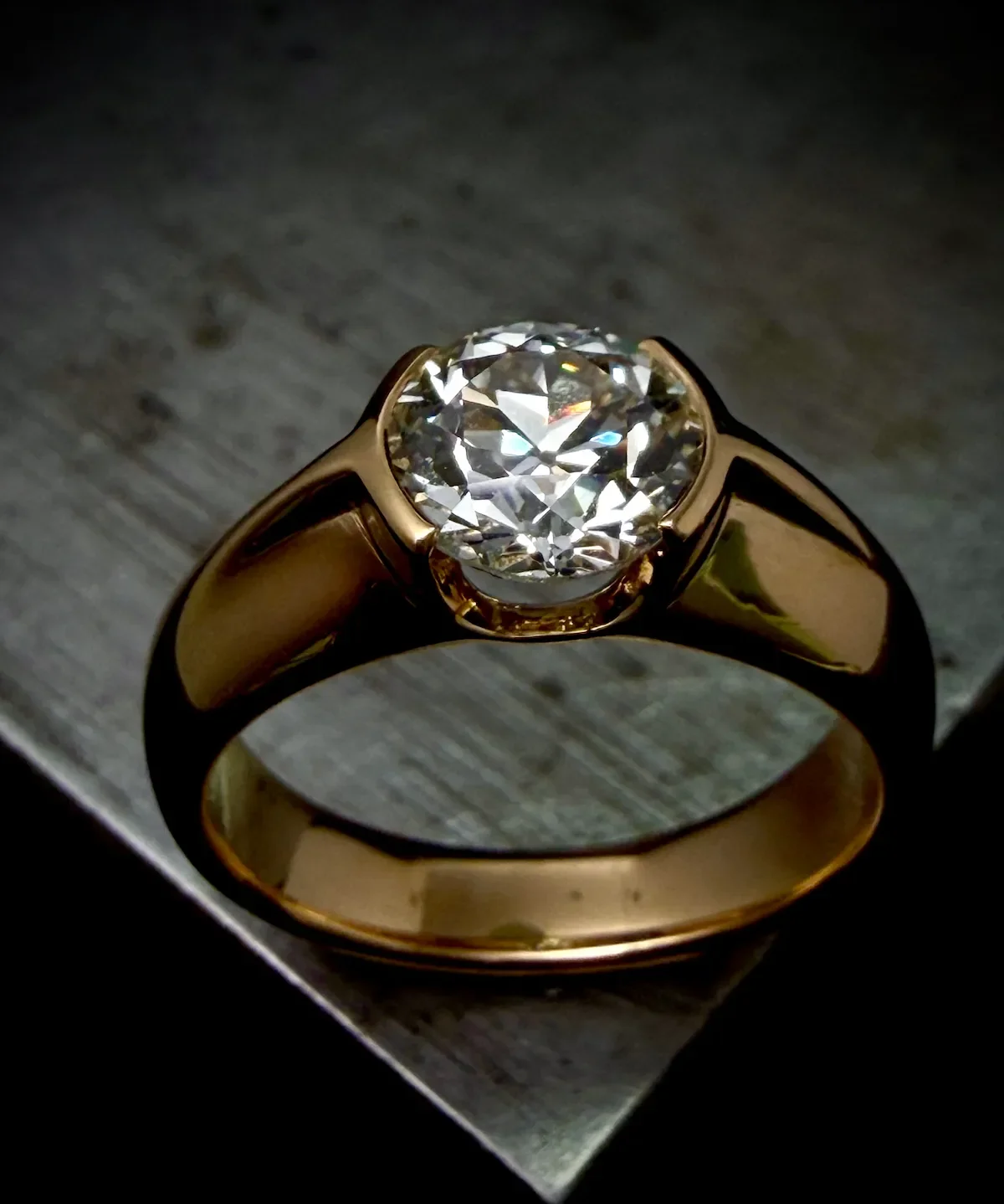 Verlobungsring mit massiver 750 Gold Ringschiene und einem 1,3ct Diamanten