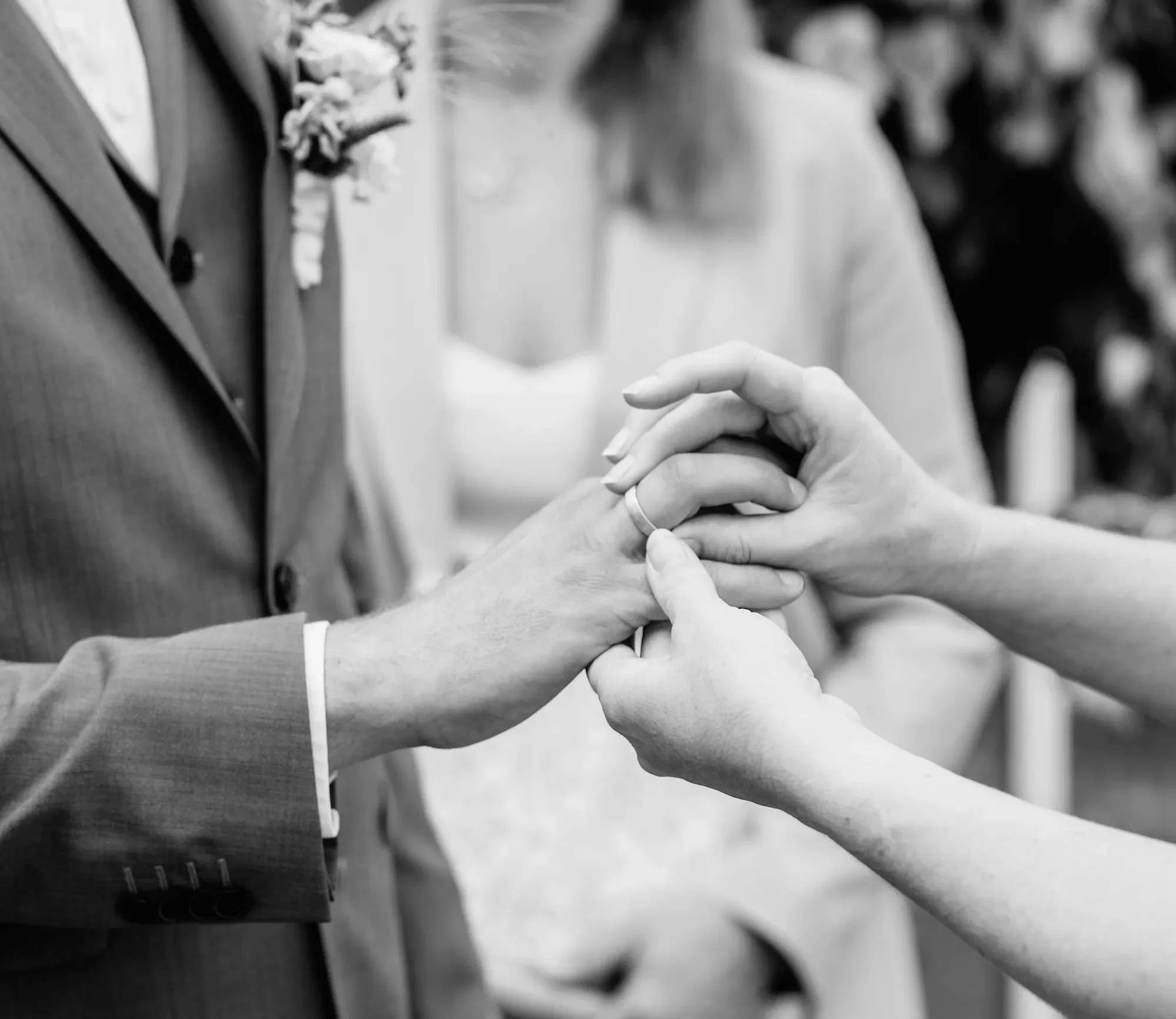 Bei einer Hochzeit werden die Ringe an den Finger gesteckt