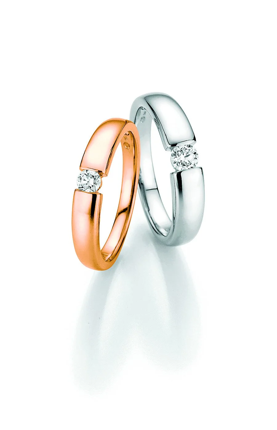 Verlobungsring Spannring aus recyceltem Gold mit einem Diamanten