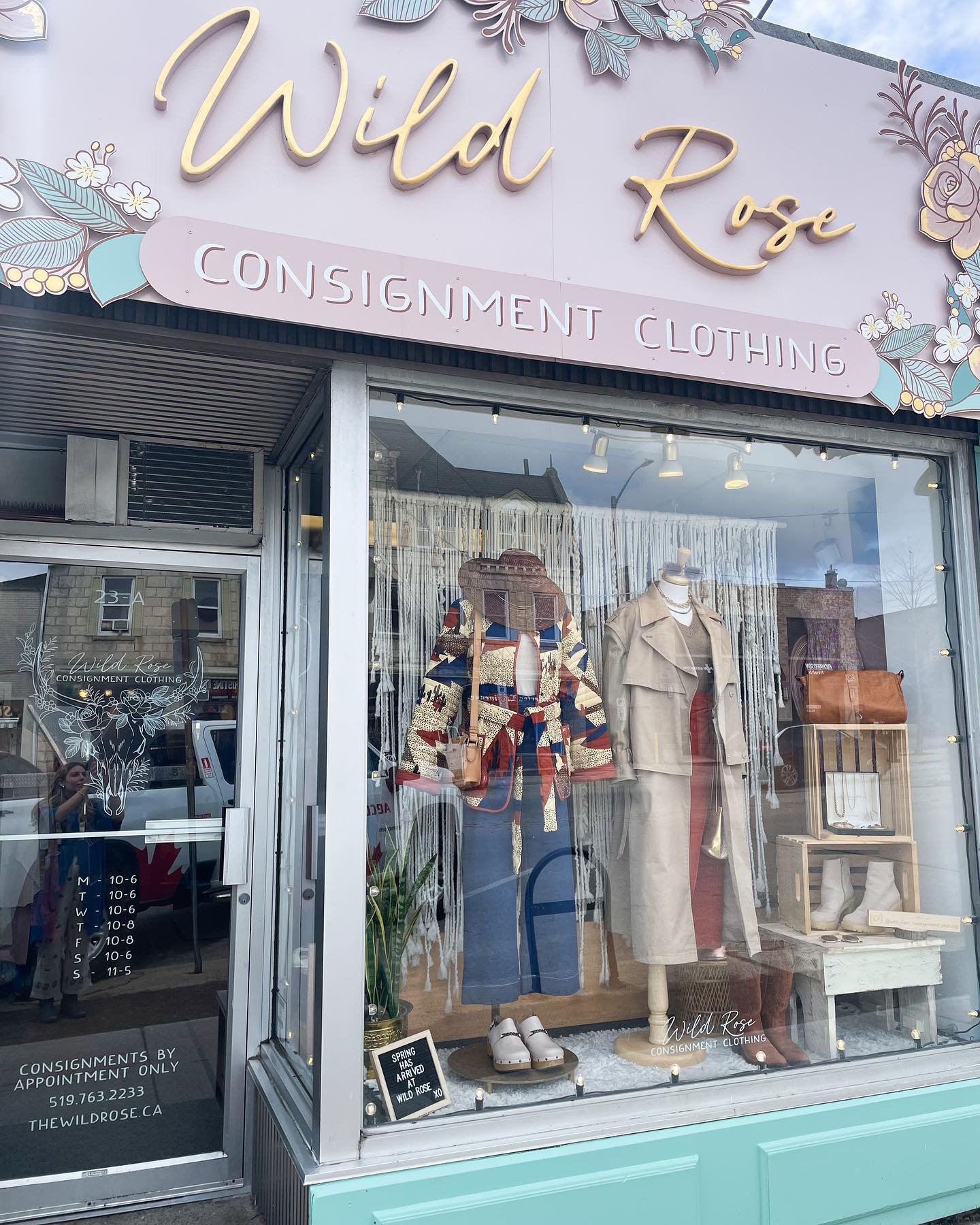 Fresh window 🧡 

#ootd #windowdisplay #shoplocal #downtownguelph #shopsecondhand #wildrosestyle #wildroseconsignment #consignmentboutique