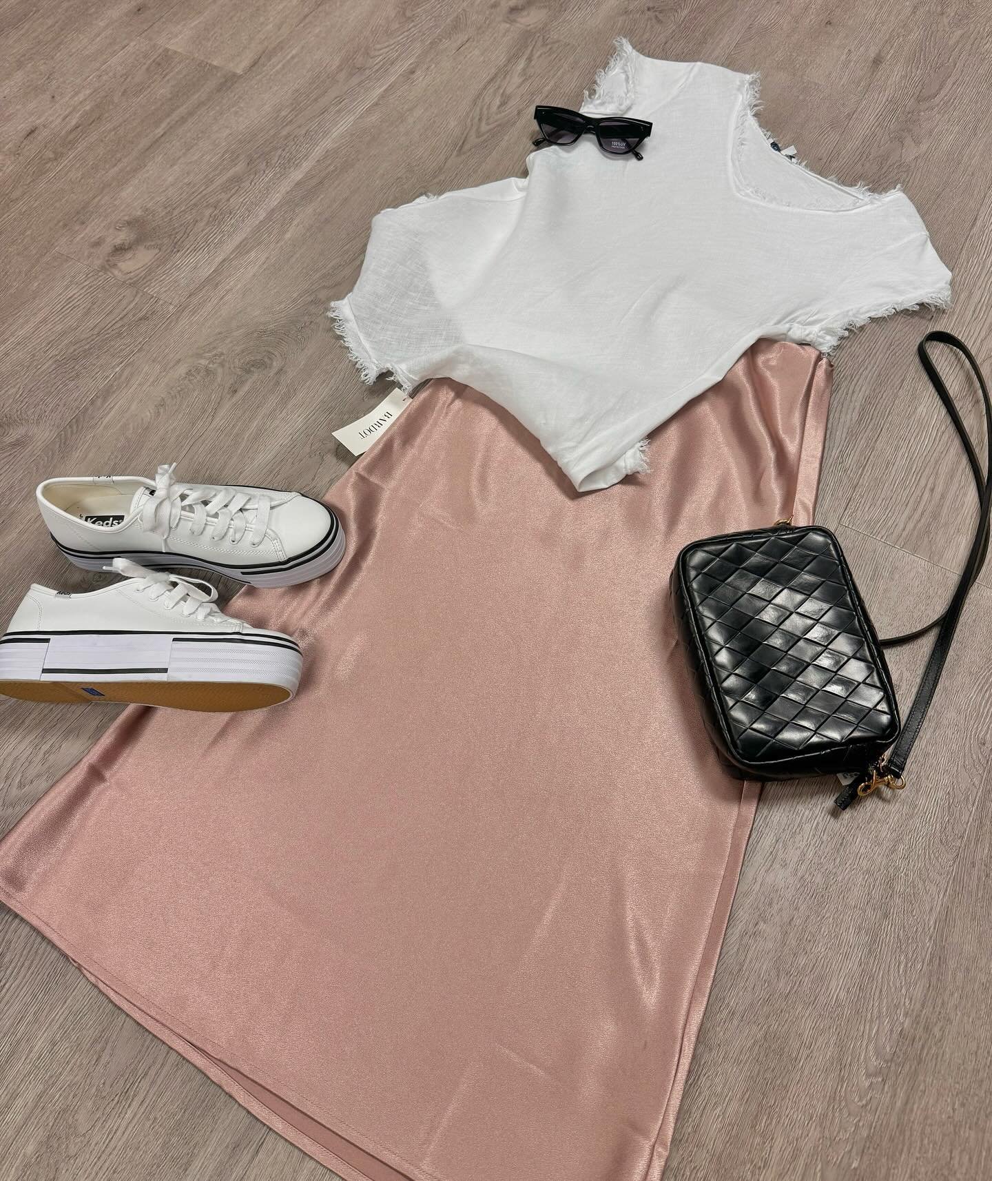 🤍💕Simple and sweet! Lots of satin and linen in store today💕🤍
.
.
.
#wildroseconsignment #downtownguelph #shoplocal #shopsustainable #womenownedbusiness