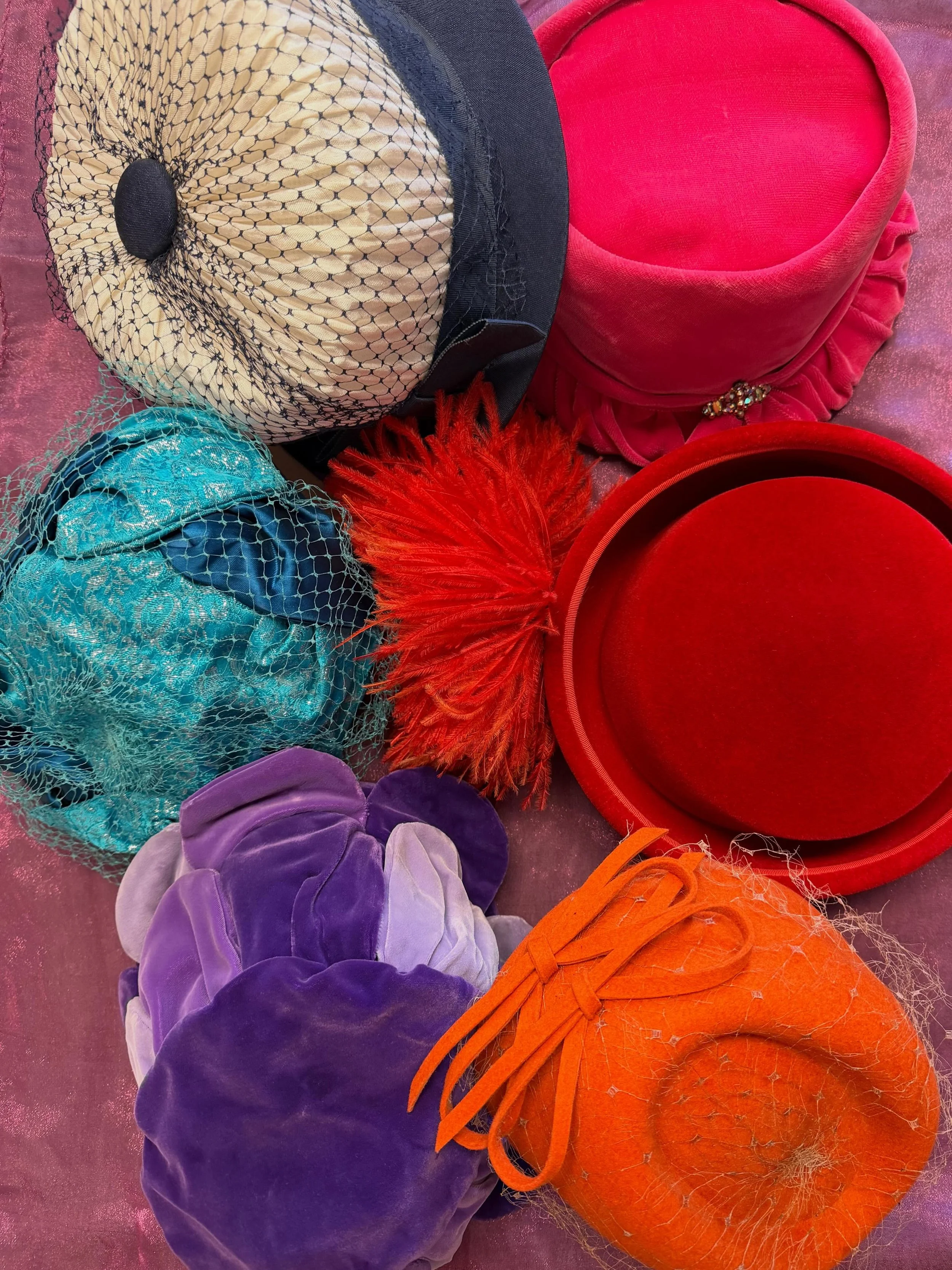 SHOP VINTAGE HATS!👒 Beautiful selection of vintage hats now for sale!!🌹#vintagelove#consignment#shopsmall