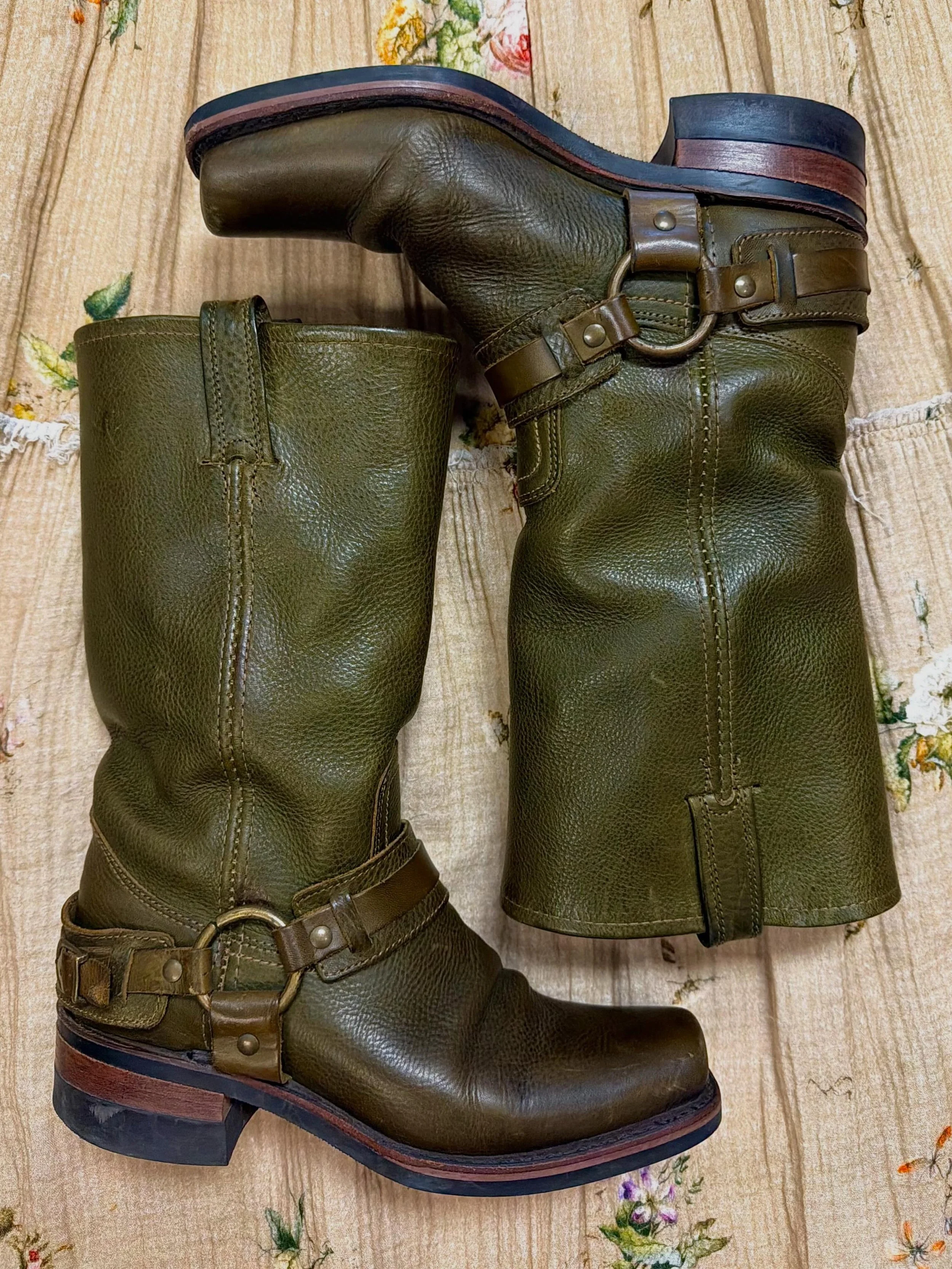 CHECK OUT THESE GORGEOUS GREEN LEATHER BOOTS😍size: 7.5  brand: frye 
price: $189.00
#shopsmall#guelphbusiness#consignment