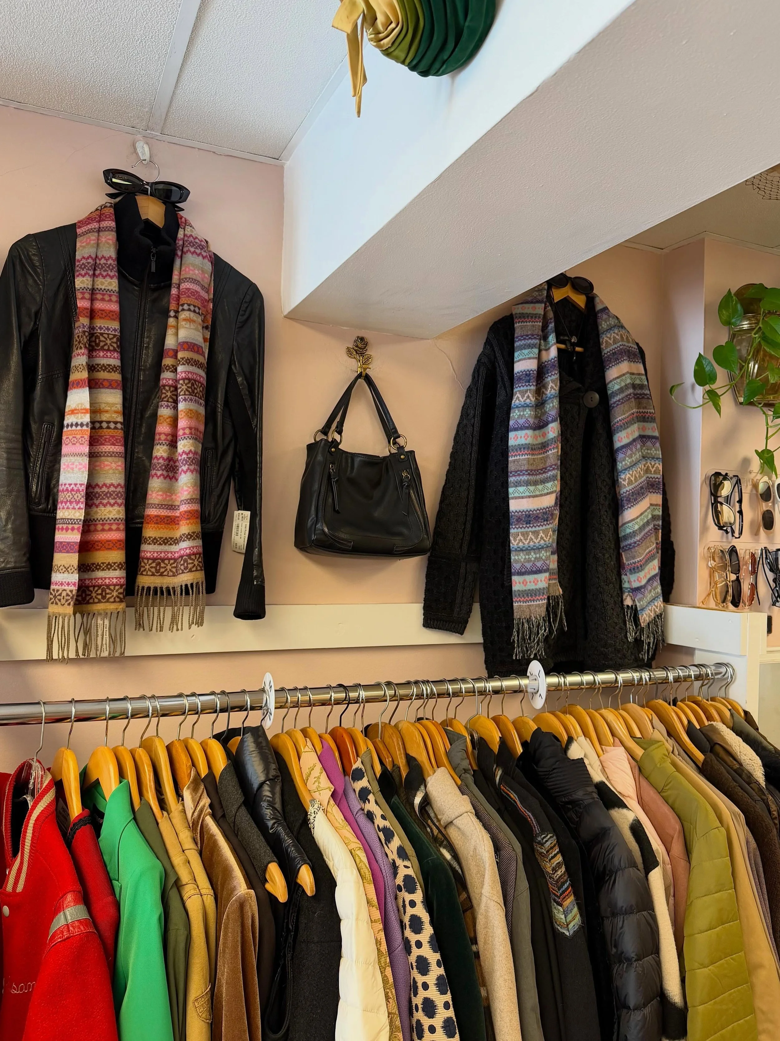 shop our gorgeous scarf selection and get ready to bundle up roses🌹fall is approaching!!☺️🧣