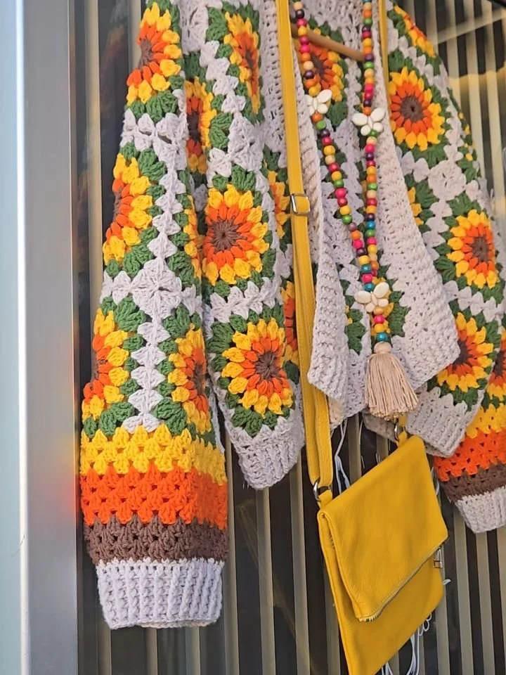 🌻 🌻 🌻
.
Handmade Cardigan, Medium $65
Sunnies $24
Beaded Tassle Necklace $26
Roots Leather Crossbody $46
.
#sunflowerlove #fallyall #smallbusiness #womenowned #downtownguelph