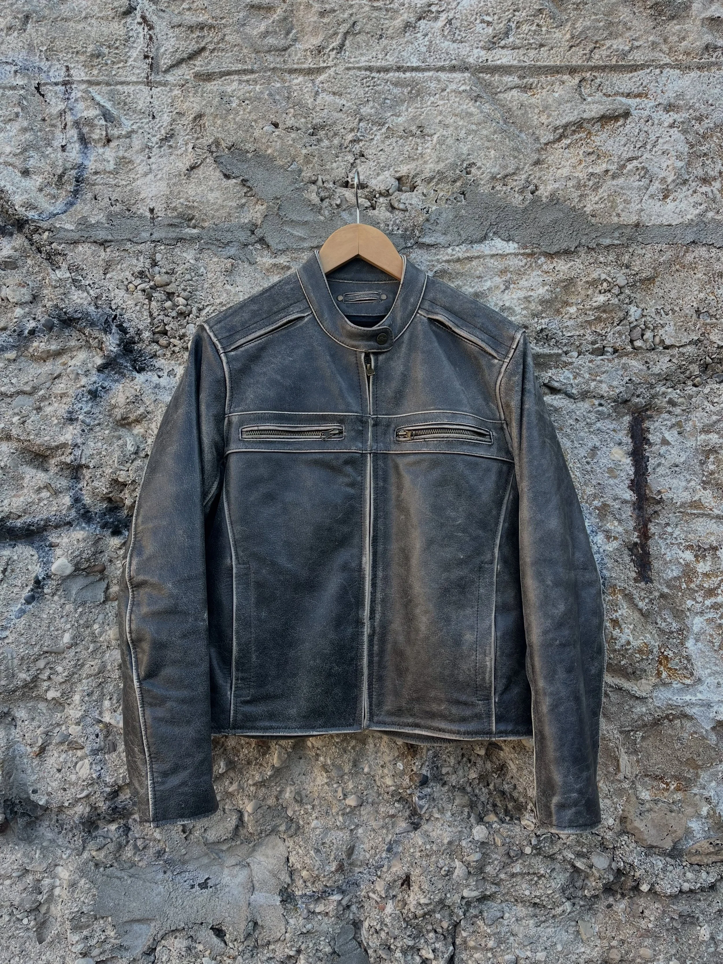 Our Jacket picks this week ✨ 

Lots of wool, leather and denim hitting the floor right now! Open till 8pm!

River Road Leather moto jacket size medium $99
Amente denim/wool vest size small $90
Boden wool coat size small $150
