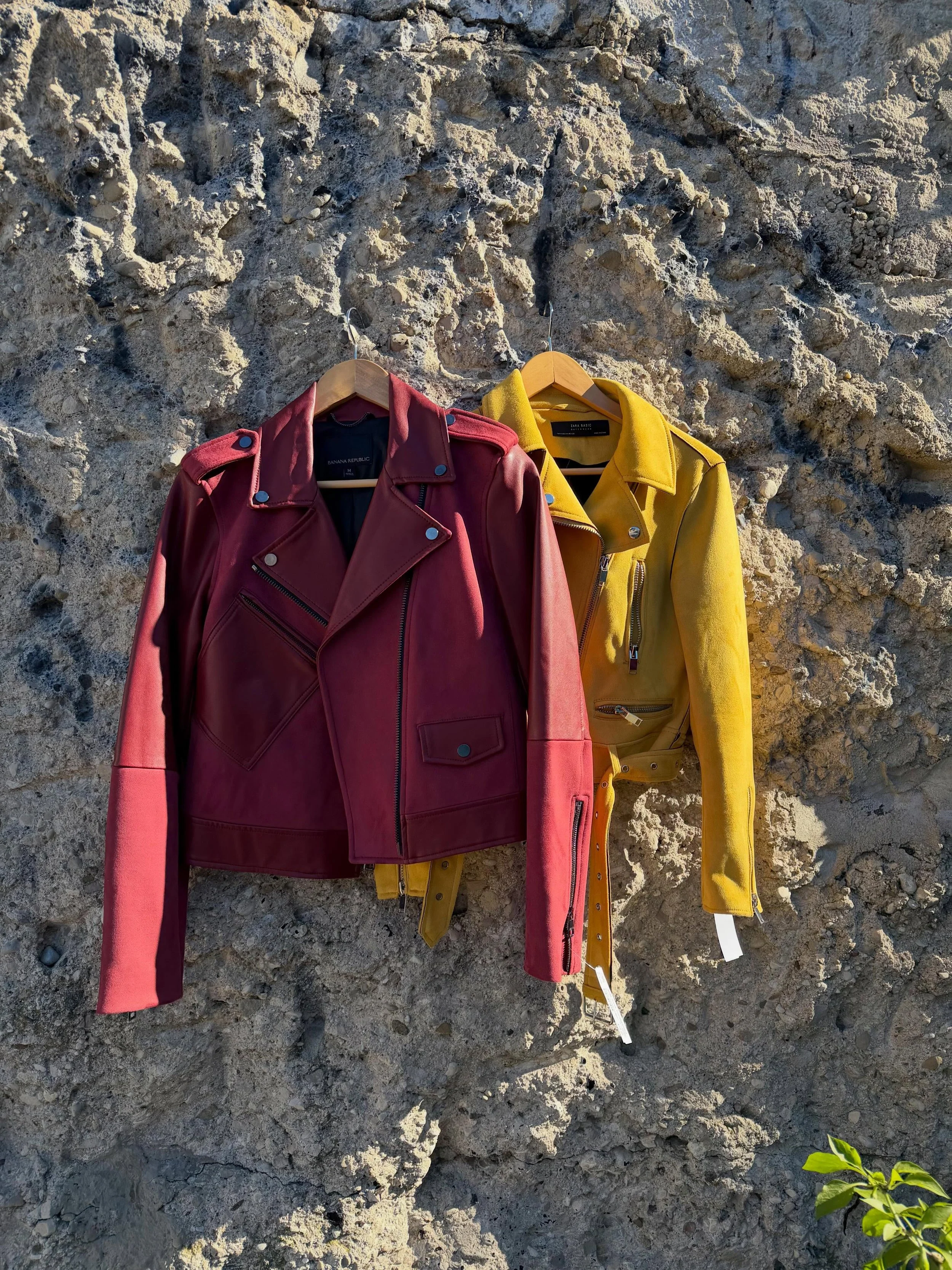🐝🌹 (zara basic faux suede yellow jacket -size: medium $54.00) (banana republic cropped faux leather red jacket-size: medium $78.00) #shopsmall#shopsmallbusinesses