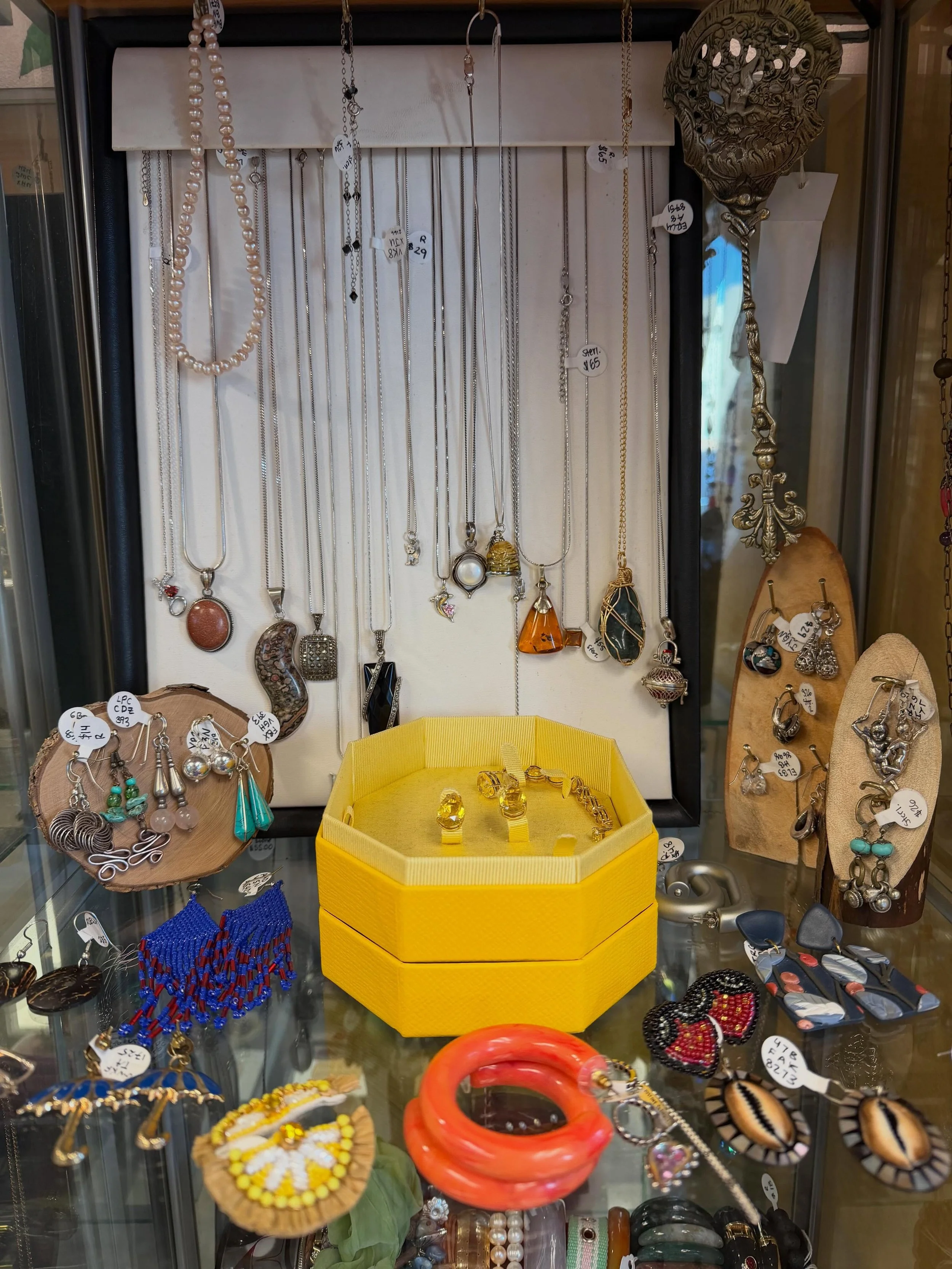 check out our beautifully stocked jewelry case!😍
