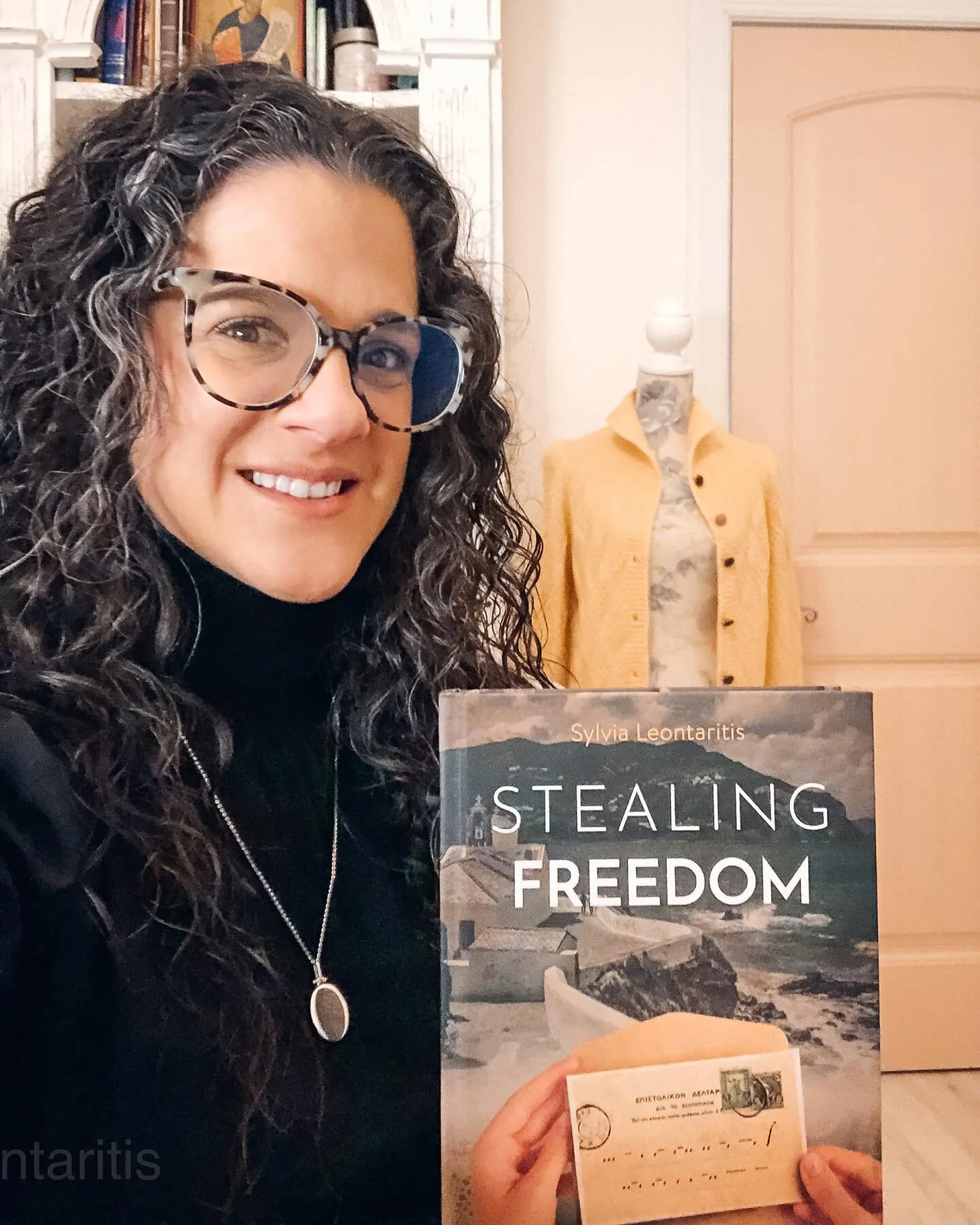 Getting ready to meet with another Book Club via Zoom tonight! 💻 

If you&rsquo;ve read STEALING FREEDOM, how many items from the book can you spot in this pic? Name them but don&rsquo;t give any spoilers! 🕵🏻

If you&rsquo;re interested in having 