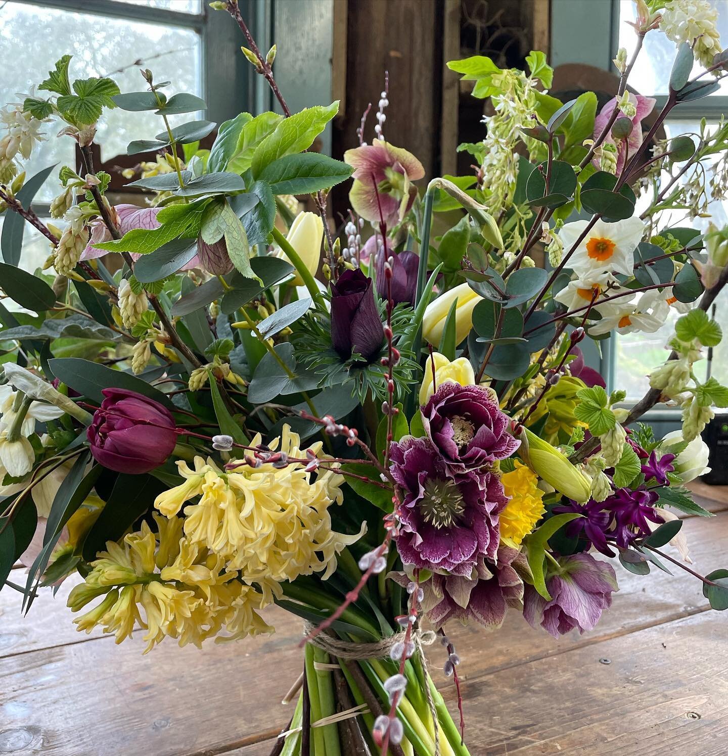 It&rsquo;s so good to be picking our own flowers again. There must be at least 10 different varieties of flowers and foliage in this bouquet. 
I will say there  a few tulips from @smithandmunson and a little eucalyptus from @uklyptus_ that just help 