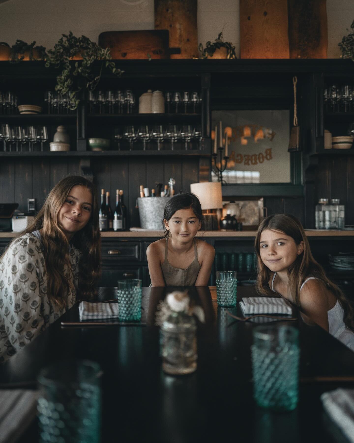 Girls at the #saloon scheming world domination #losolivos #california 🤠