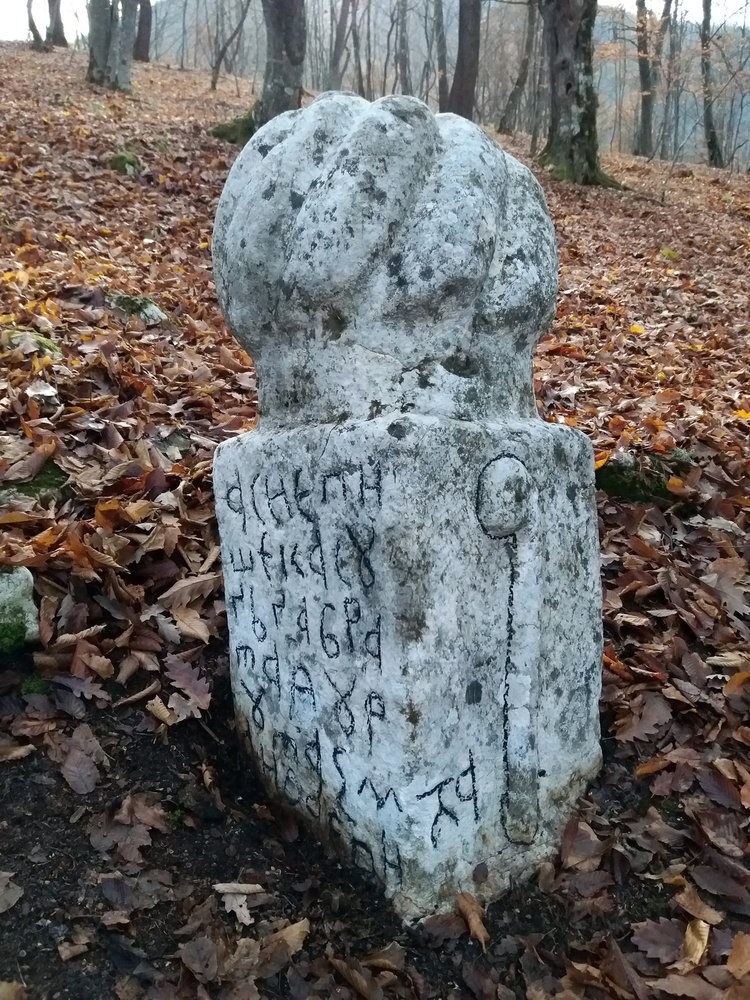 Donji dio nekropole. Nišani iz 20. stoljeća sa nišanima iz 15. stoljeća