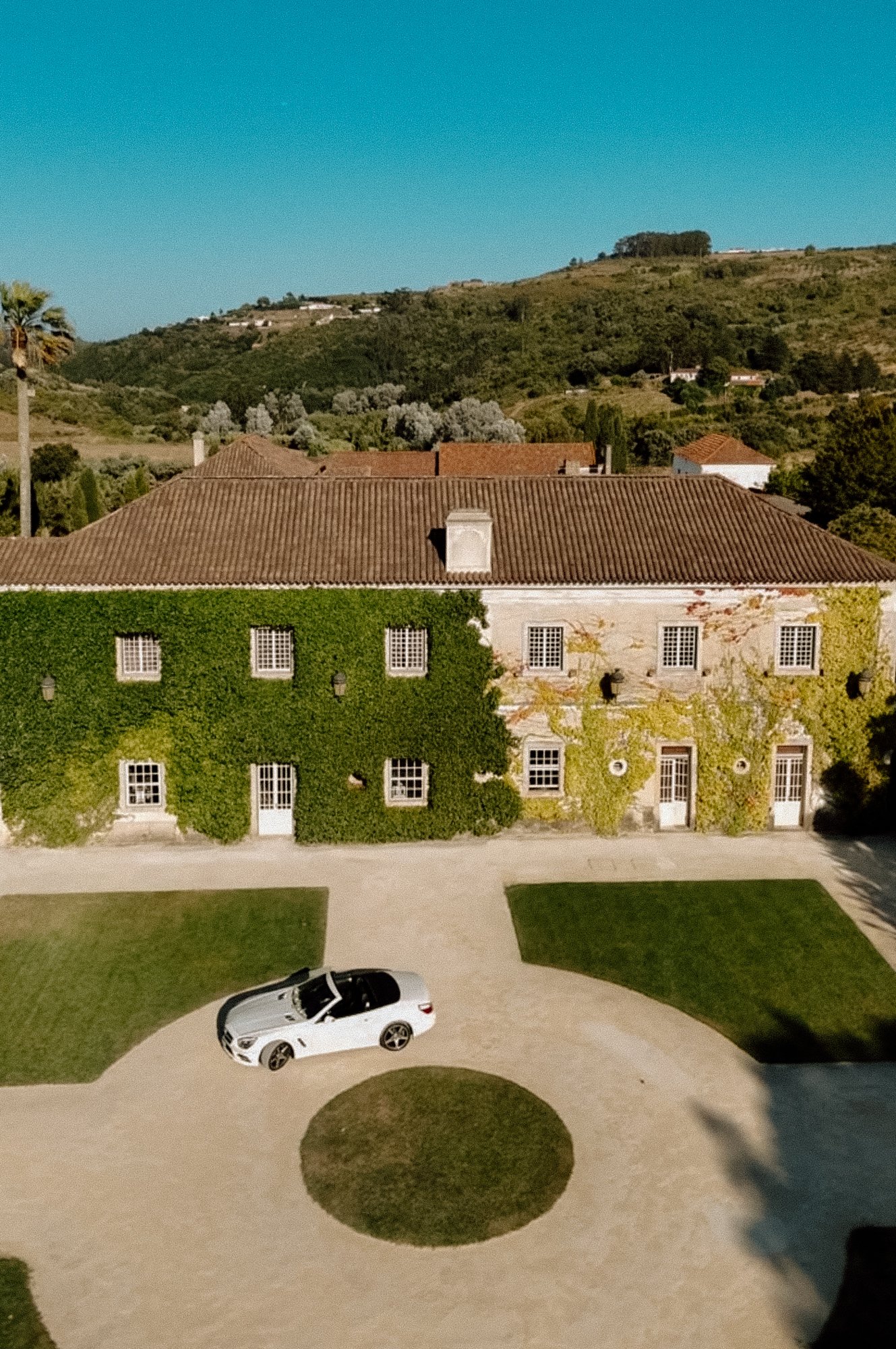 Countryside wedding in Solar de Pancas manor house near Lisbon Portugal surrounded by greenery