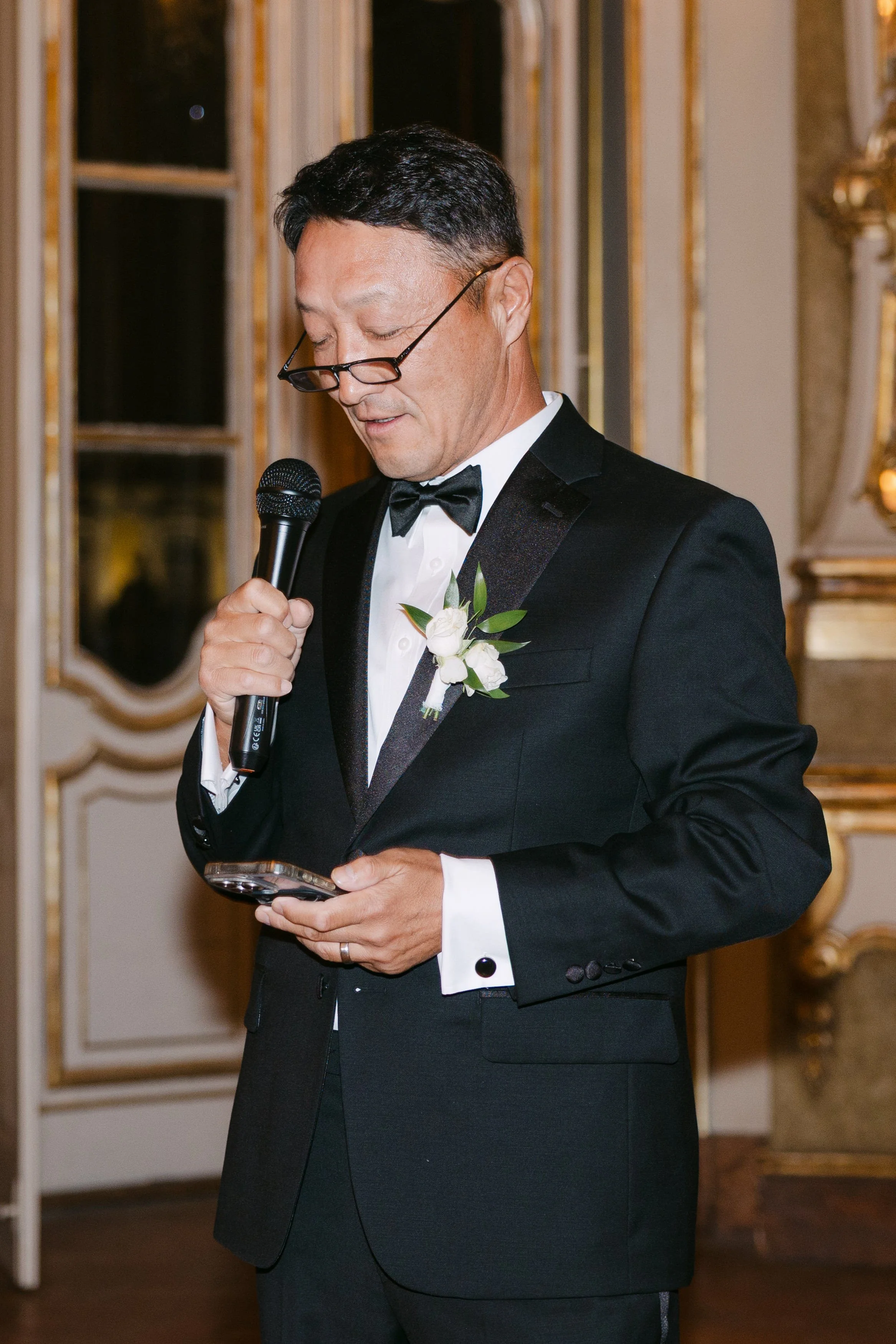 Wedding guest delivering an emotional speech with a microphone during an elegant reception at Palácio Nacional de Queluz.