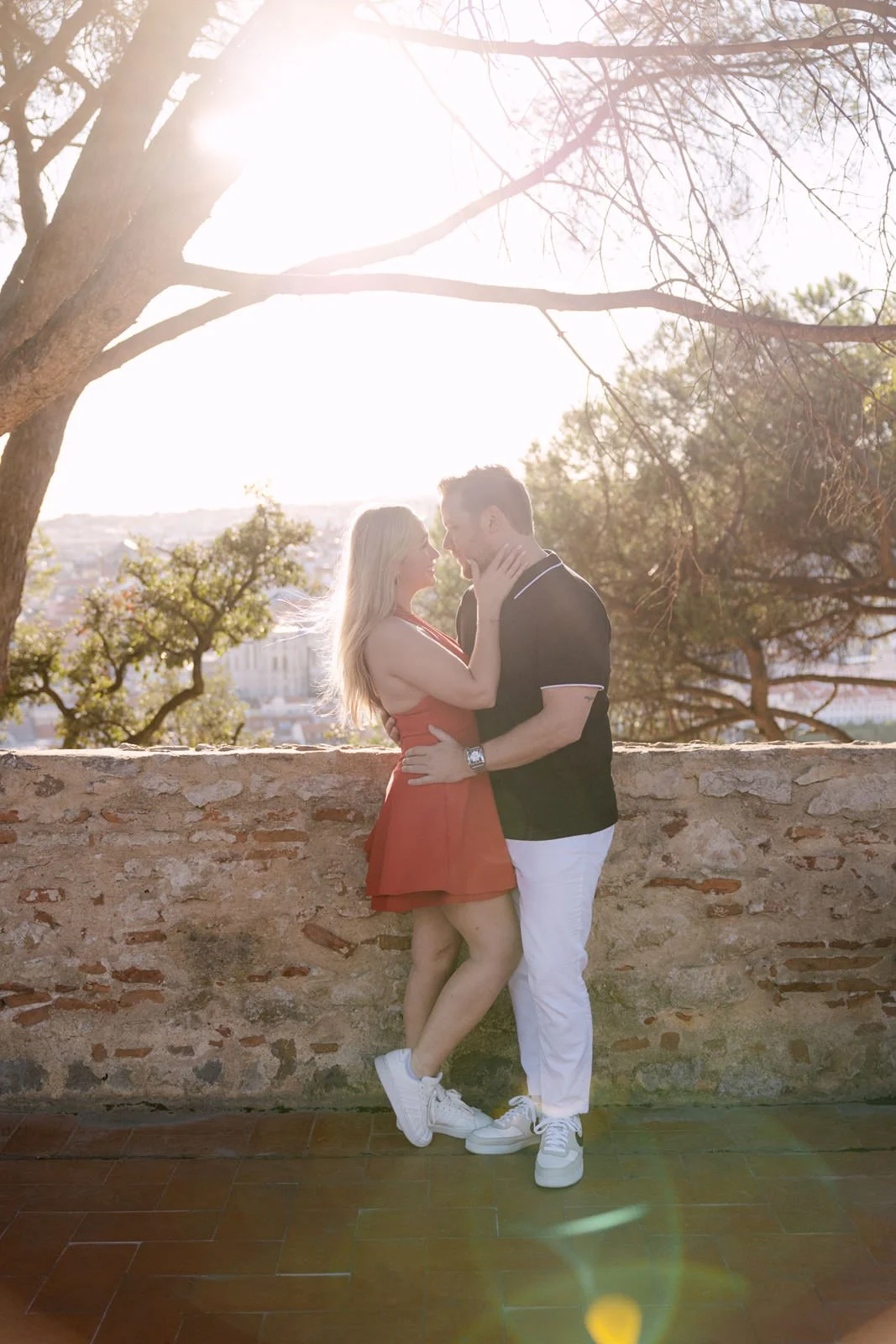 Golden hour engagement photos at Castelo de São Jorge in Lisbon, Portugal