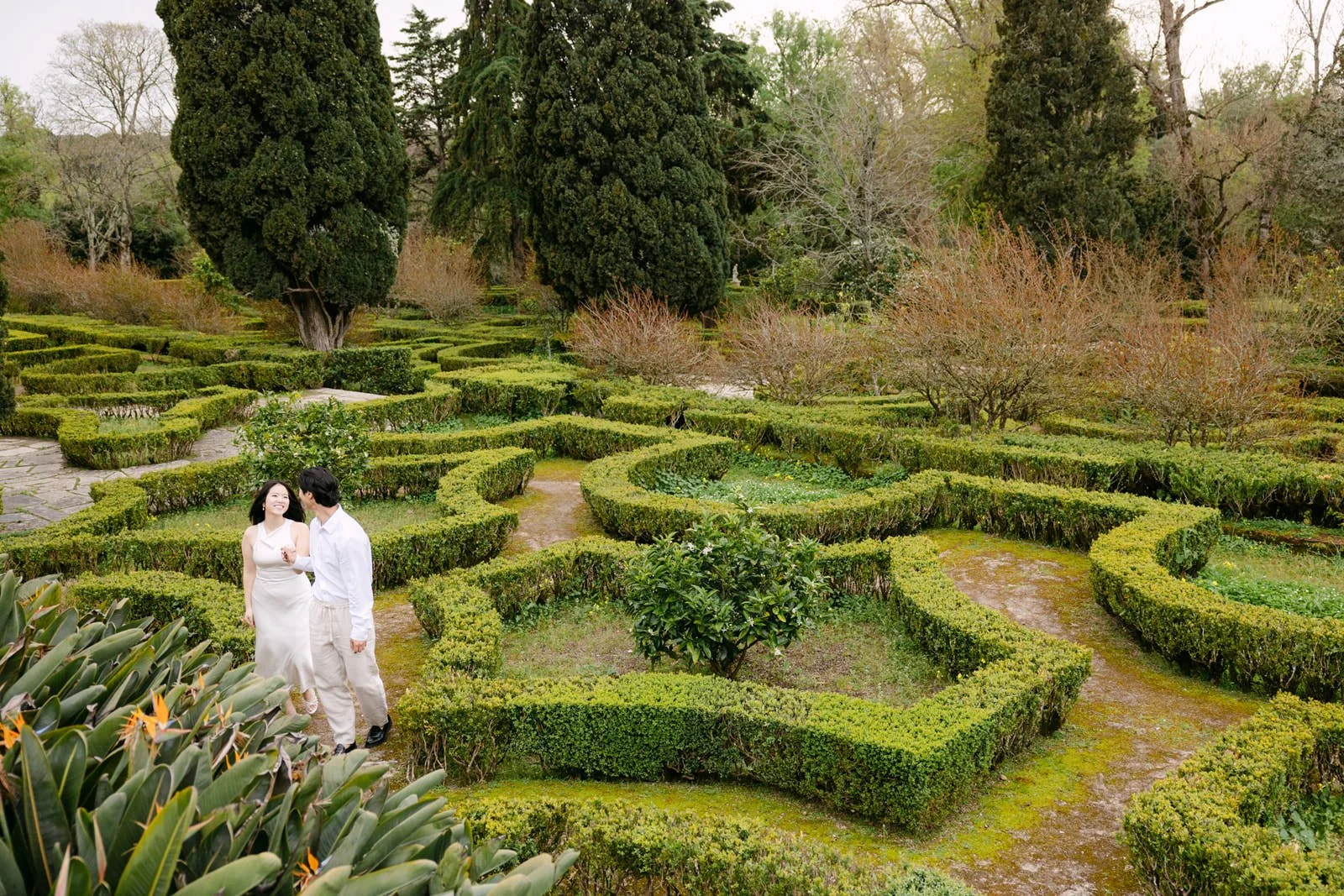 Candid engagement portrait of Emma and David at Palácio de Queluz.