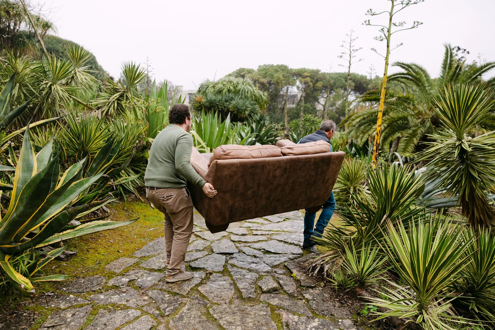 Family carrying a sentimental sofa through Tapada das Necessidades for a surprise proposal
