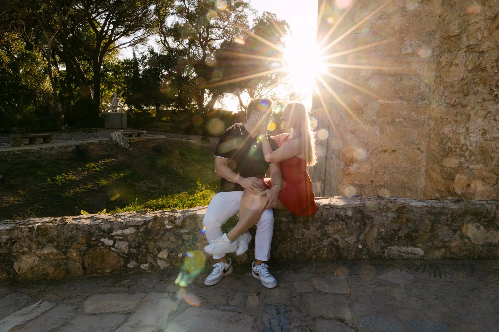 Engagement photos with sunset light at Castelo de São Jorge in Lisbon
