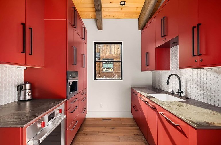 Red is trending! Add the pop of color to your home to create an energized, vibrant space! 

Loved this project in collab with @nwrootsconstruction 

Cabs: @columbiakitchencabinets 

#suncadia #designbuild #nwroots #cleeluminteriordesign #interiordesi