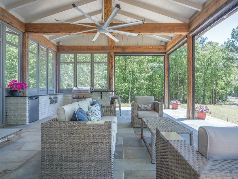 Retractable Screens vs. Fixed Screens